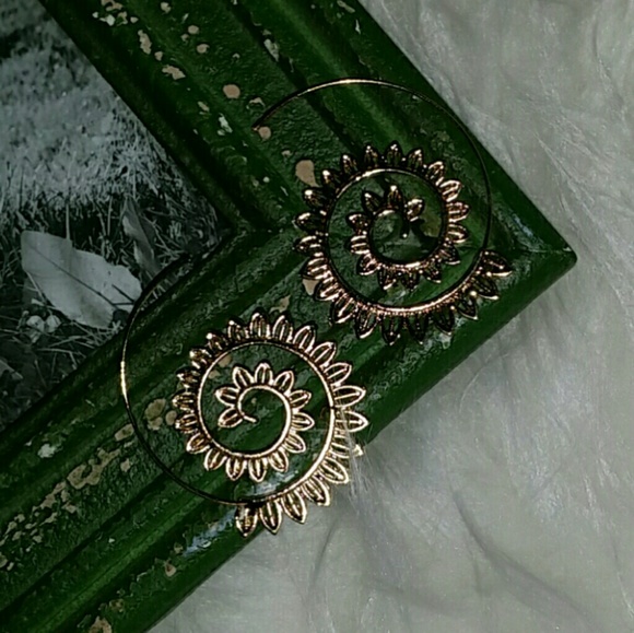 Jewelry - Boho Inspired Earrings Gold Toned Cute!